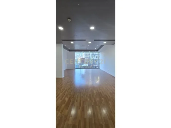 Tirane, jepet me qera zyre Kati 2, 150 m² 2.500 € (Drejtoria e Policise)