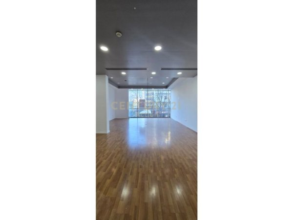 Tirane, jepet me qera zyre Kati 2, 150 m² 2.500 € (Drejtoria e Policise)