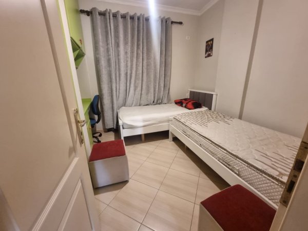 Tirane, jepet me qera apartament 2+1+Ballkon Kati 7, 80 m² 400 € 
