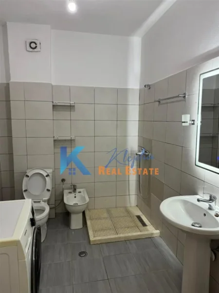 Tirane, jap me qera apartament 2+1+Ballkon Kati 1, 90 m² 460 € (Rrethrrotullimi i Yzberishtit)