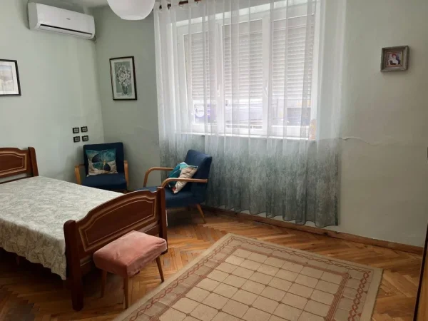 Tirane, jepet me qera apartament 2+1 Kati 1, 90 m² 550 € (Selvia ,Gjimnazi Partizani)