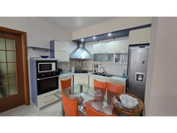 Tirane, jepet me qera 3+1+Ballkon Kati 8, 130 m² 1.000 € (Ambulanca nr.3)