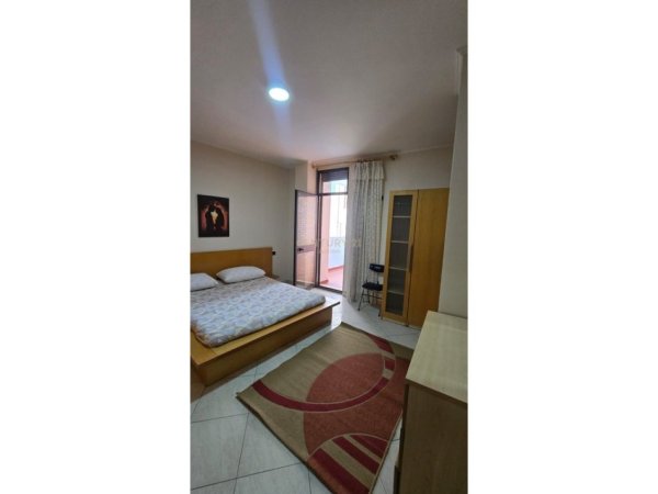 Tirane, jepet me qera 3+1+Ballkon Kati 8, 130 m² 1.000 € (Ambulanca nr.3)
