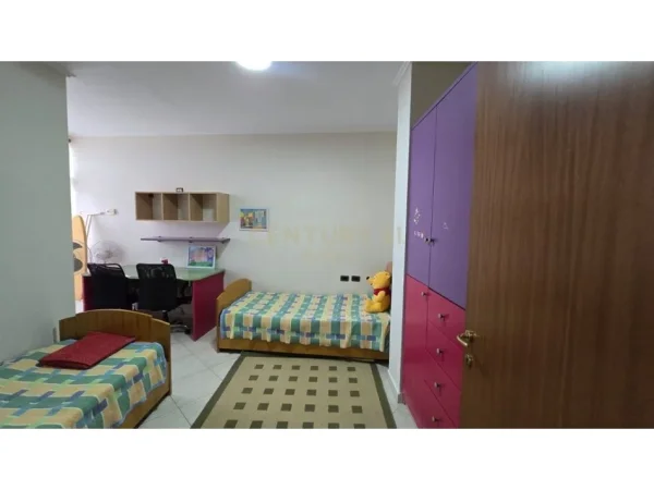 Tirane, jepet me qera 3+1+Ballkon Kati 8, 130 m² 1.000 € (Ambulanca nr.3)