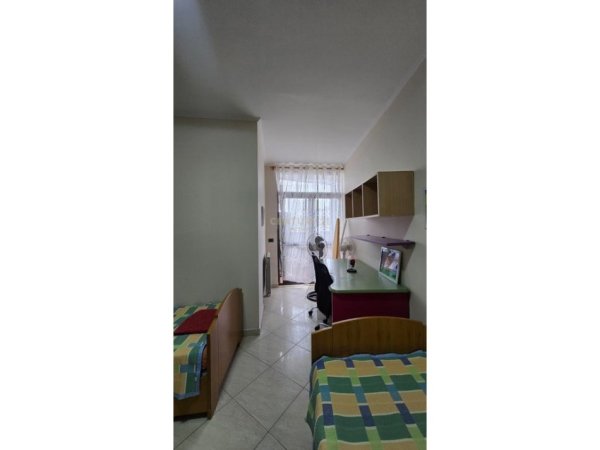 Tirane, jepet me qera 3+1+Ballkon Kati 8, 130 m² 1.000 € (Ambulanca nr.3)