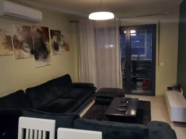 Tirane, jepet me qera apartament 2+1+Aneks+Ballkon Kati 4, 900 € (komuna e parisit)