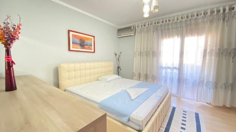 Tirane, jepet me qera apartament 2+1+Ballkon Kati 7, 93 m² 780 € (Rruga e Barrikadave)