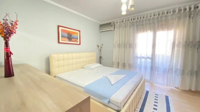 Tirane, jepet me qera apartament 2+1+Ballkon Kati 7, 93 m² 780 € (Rruga e Barrikadave)