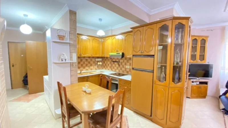 Tirane, jepet me qera apartament 2+1+Ballkon Kati 7, 93 m² 780 € (Rruga e Barrikadave)