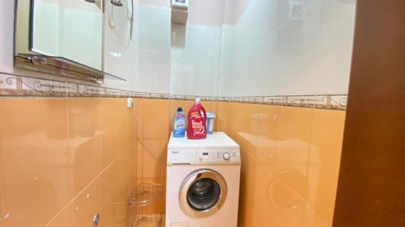 Tirane, jepet me qera apartament 2+1+Ballkon Kati 7, 93 m² 780 € (Rruga e Barrikadave)