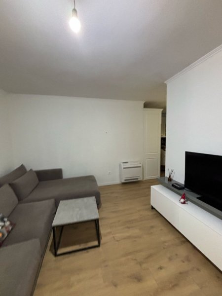 Tirane, jepet me qera apartament 1+1+Aneks+Ballkon Kati 3, 650 € (komuna e parisit)