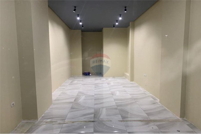 Vlore, jepet me qera dyqan Kati 1, 50 m² 500 € (Sulejman Delvina Qendër, Vlorë)
