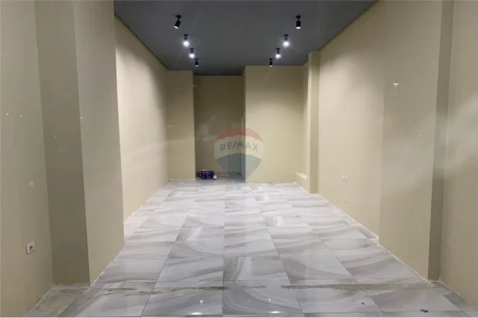 Vlore, jepet me qera dyqan Kati 1, 50 m² 500 € (Sulejman Delvina Qendër, Vlorë)