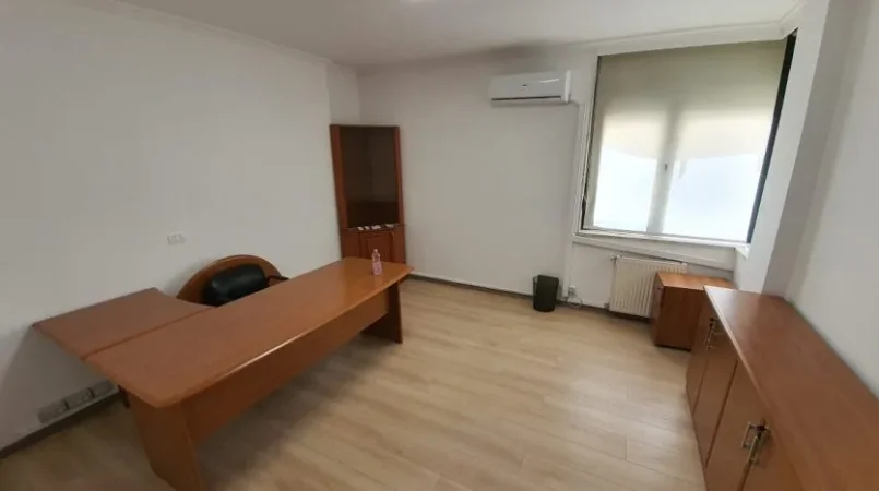 Tirane, jepet me qera zyre Kati 2, 165 m² 1.700 € (PRANE AMBASADES SE KOSOVES)