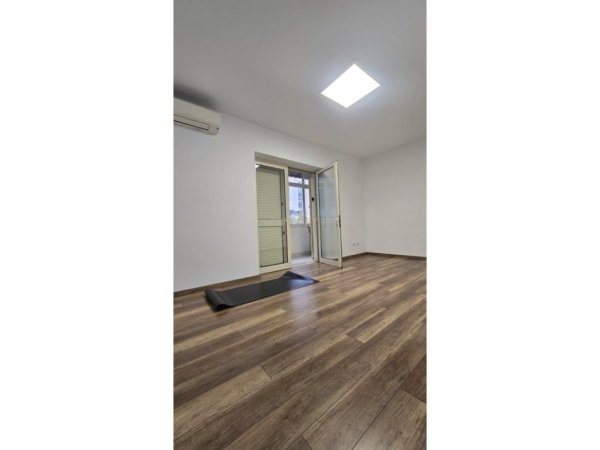 Tirane, jepet me qera zyre Kati 2, 90 m² 750 € (Rruga e Kavajes)