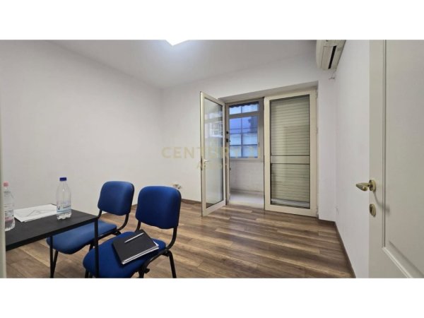 Tirane, jepet me qera zyre Kati 2, 90 m² 750 € (Rruga e Kavajes)