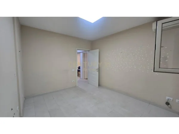 Tirane, jepet me qera zyre Kati 2, 90 m² 750 € (Rruga e Kavajes)