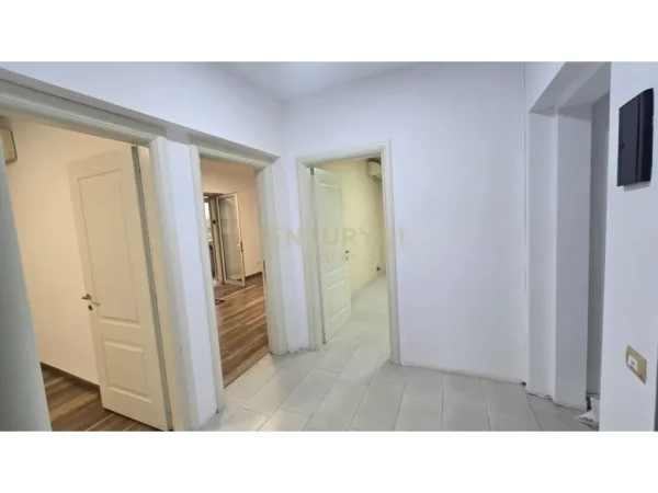 Tirane, jepet me qera zyre Kati 2, 90 m² 750 € (Rruga e Kavajes)