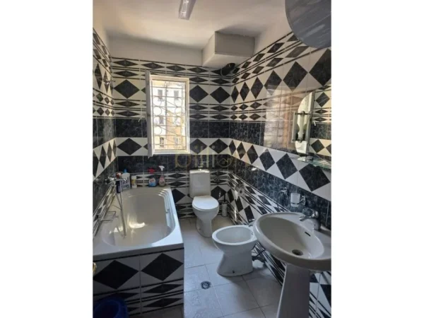 Tirane, jepet me qera apartament 2+1 , 90 m² 500 € (SELVIA)