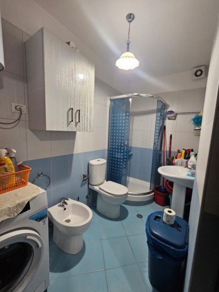 Tirane, jepet me qera apartament 1+1 Kati 2, 65 m² 400 € (Restorant “Fresku”)