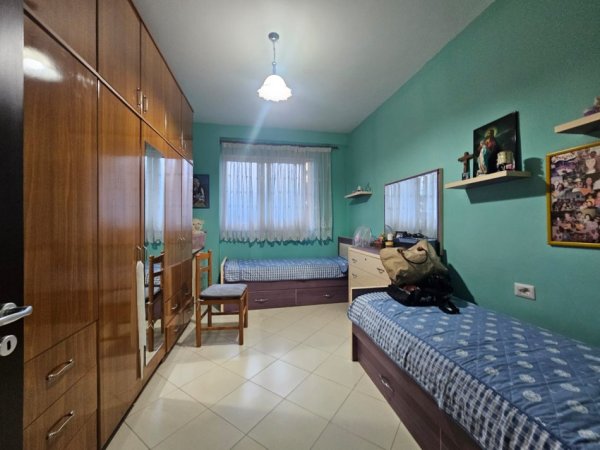 Tirane, jepet me qera apartament 1+1 Kati 2, 65 m² 400 € (Restorant “Fresku”)