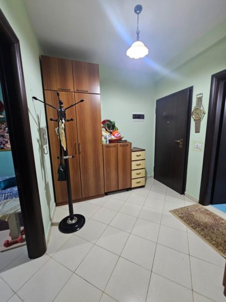 Tirane, jepet me qera apartament 1+1 Kati 2, 65 m² 400 € (Restorant “Fresku”)