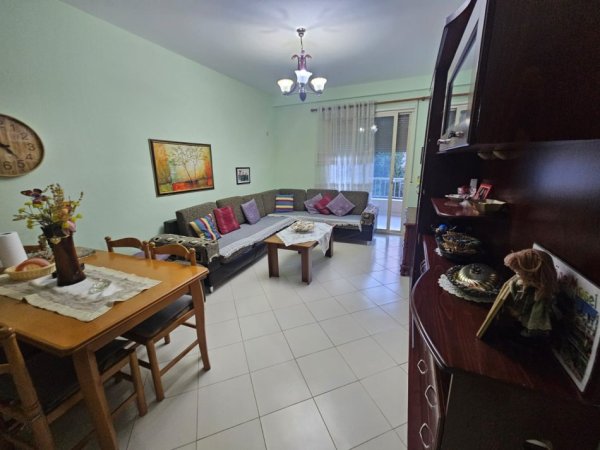 Tirane, jepet me qera apartament 1+1 Kati 2, 65 m² 400 € (Restorant “Fresku”)