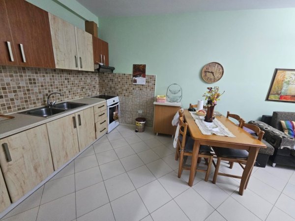 Tirane, jepet me qera apartament 1+1 Kati 2, 65 m² 400 € (Restorant “Fresku”)