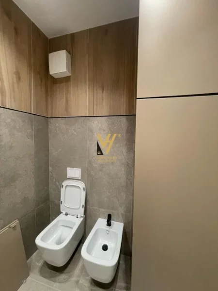 Tirane, jepet me qera apartament 1+1+Ballkon Kati 5, 65 m² 900 € (SQUARE 21)