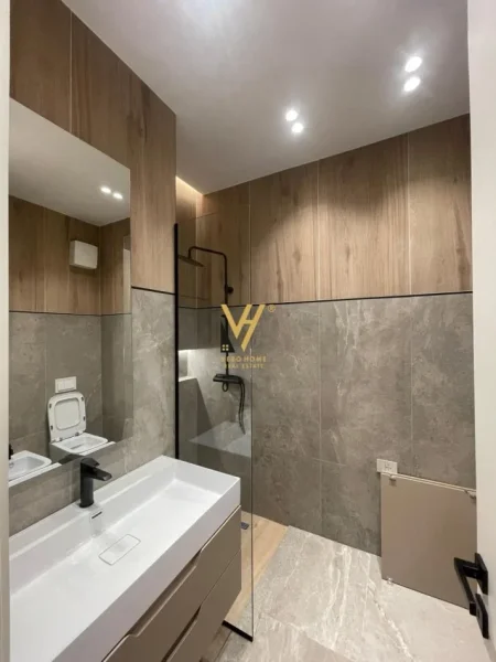 Tirane, jepet me qera apartament 1+1+Ballkon Kati 5, 65 m² 900 € (SQUARE 21)