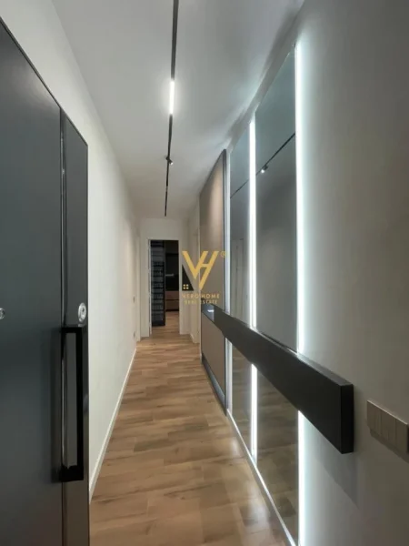 Tirane, jepet me qera apartament 1+1+Ballkon Kati 5, 65 m² 900 € (SQUARE 21)