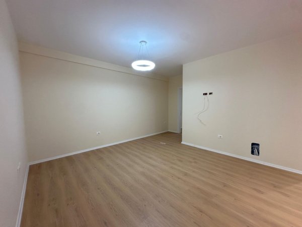 Tirane, jepet me qera zyre Kati 3, 97 m² 550 € (astir)
