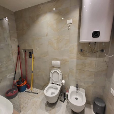 Tirane, jepet me qera zyre Kati 3, 100 m² 1.600 € (Lake View)