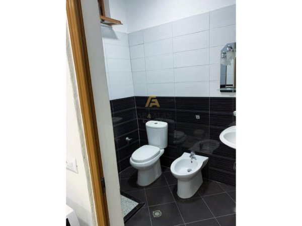 Tirane, jepet me qera apartament 1+1 Kati 1, 400 € (5 maji)