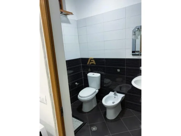 Tirane, jepet me qera apartament 1+1 Kati 1, 400 € (5 maji)