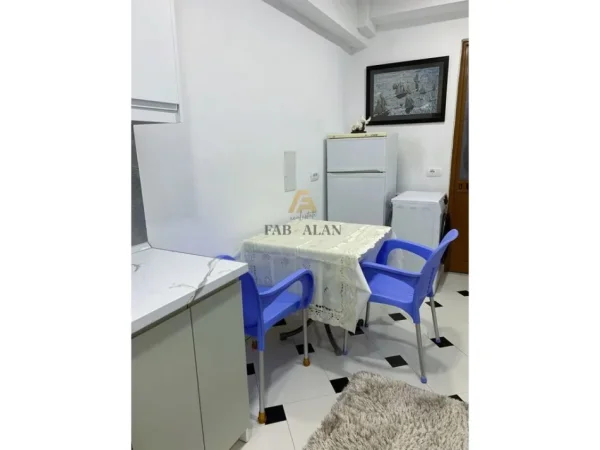 Tirane, jepet me qera apartament 1+1 Kati 1, 400 € (5 maji)