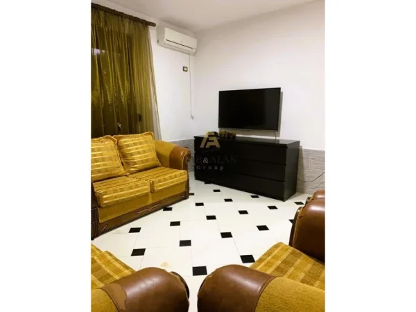 Tirane, jepet me qera apartament 1+1 Kati 1, 400 € (5 maji)
