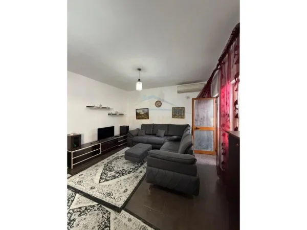 Tirane, jepet me qera apartament 3+1 Kati 3, 100 m² 500 € (FRESK)