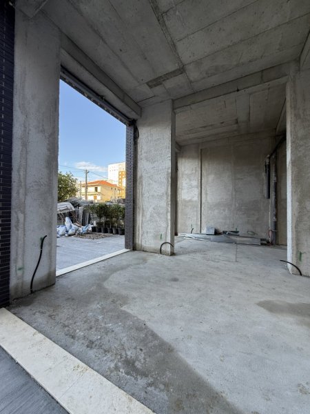 Tirane, shitet dyqan Kati 0, 150.000 € (Rruga Dafinave)