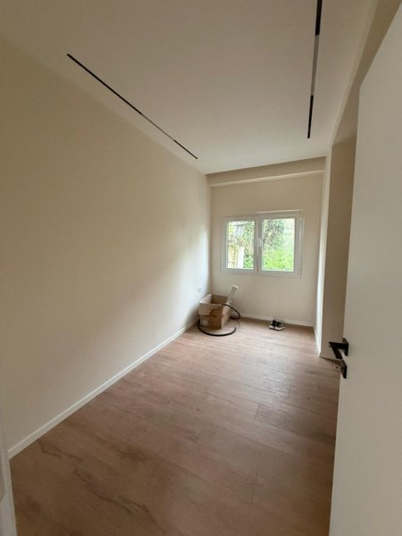 Tirane, shitet apartament 1+1 , 75 m² 124.750 € (Ali Demi)