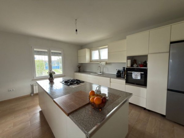 Tirane, shitet Vile 2 Katshe Kati 1, 256 m² 280.000 € (Preze)