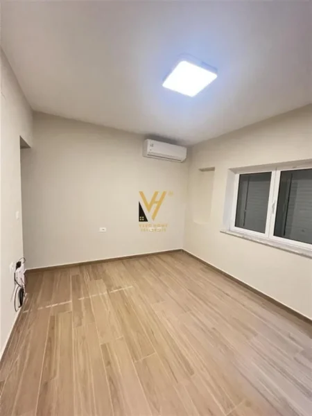 Tirane, jepet me qera zyre Kati 0, 50 m² 600 € (SHESHI WILLSON)