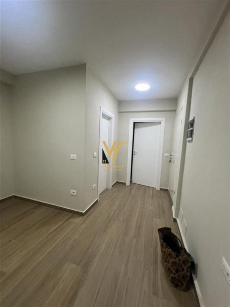Tirane, jepet me qera zyre Kati 0, 50 m² 600 € (SHESHI WILLSON)