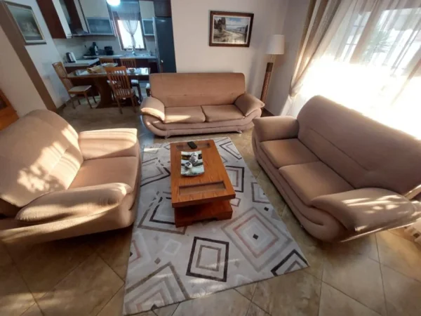 Tirane, shes Shitet set Kolltuqesh per sallone, 3+2+1+1 350 €