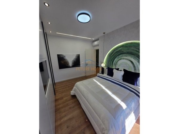 Tirane, shitet apartament 2+1+Ballkon Kati 8, 90 m² 297.000 € (21 Dhjetori)