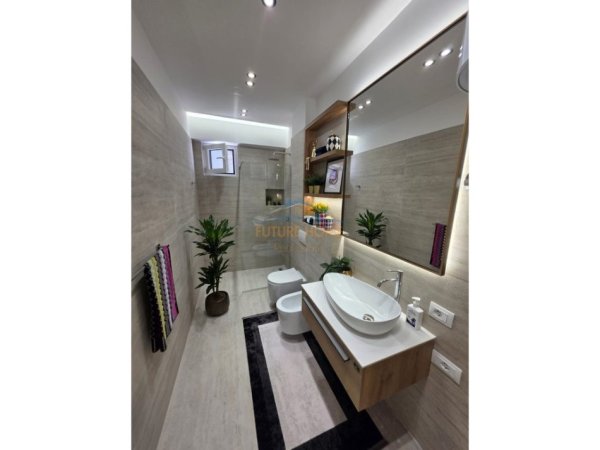 Tirane, shitet apartament 2+1+Ballkon Kati 8, 90 m² 297.000 € (21 Dhjetori)