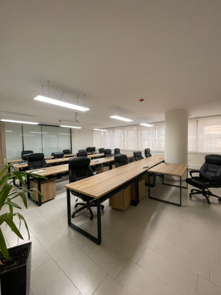 Shkoder, jepet me qera zyre Kati 4, 370 m² 3.000 € (Qender)