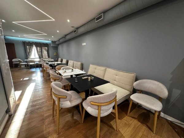 Tirane, jepet me qera dyqan Kati 0, 120 m² 1.600 € (KOMUNA E PARISIT)