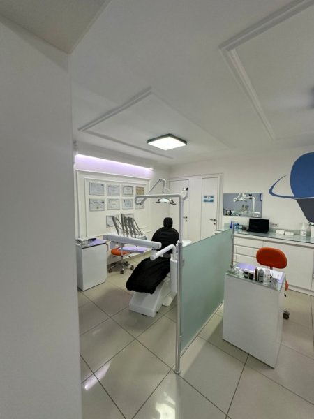 Tirane, shitet ambjent biznesi Kati 0, 42 m² 125.000 € (Rruga Myslym Keta)