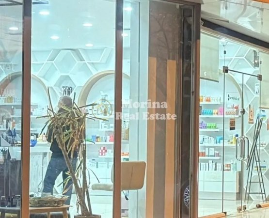 Tirane, jepet me qera ambjent biznesi Kati 0, 110 m² 1.000 € (Rruga Kongresi i Lushnjes)